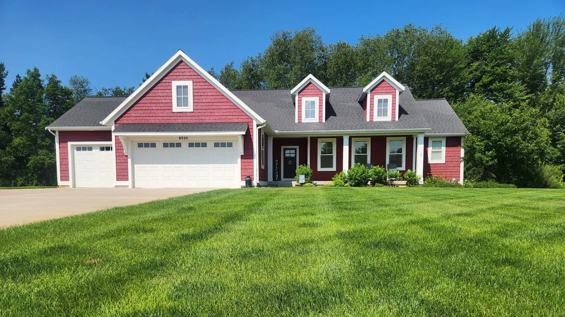 Home in Grand Rapids, MI with green grass that's weed-free.